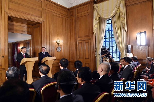 10月21日，國家主席習近平在倫敦唐寧街首相府同英國首相卡梅倫舉行會談。這是會談結(jié)束后，習近平和卡梅倫共同會見記者。 新華社記者 饒愛民 攝 