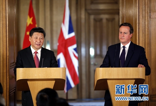 10月21日，國家主席習近平在倫敦唐寧街首相府同英國首相卡梅倫舉行會談。這是會談結(jié)束后，習近平和卡梅倫共同會見記者。 新華社記者 鞠鵬 攝 