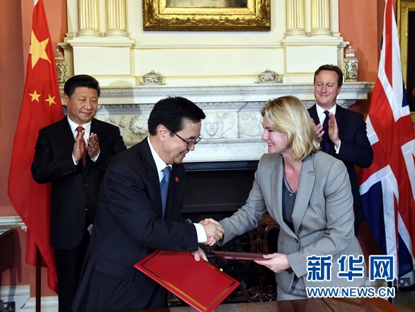 10月21日，國家主席習近平在倫敦唐寧街首相府同英國首相卡梅倫舉行會談。這是會談結(jié)束后，兩國領(lǐng)導人共同見證雙邊合作文件的簽署。新華社記者 饒愛民 攝 