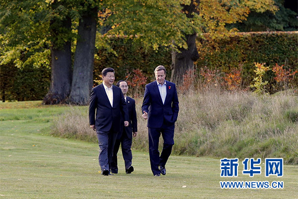 這是習(xí)近平與卡梅倫漫步草坪，邊走邊談。新華社記者 鞠鵬攝