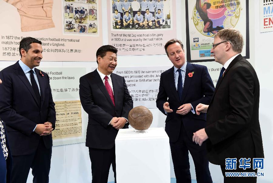 10月23日，國家主席習(xí)近平在英國首相卡梅倫陪同下，參觀曼徹斯特城市足球?qū)W院。 新華社記者 饒愛民 攝
