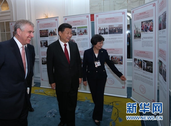 10月22日，國(guó)家主席習(xí)近平在倫敦出席全英孔子學(xué)院和孔子課堂年會(huì)開(kāi)幕式。這是習(xí)近平參觀全英孔子學(xué)院和孔子課堂成果圖片展。 新華社記者 龐興雷 攝