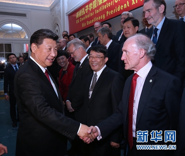 10月22日，國(guó)家主席習(xí)近平在倫敦出席全英孔子學(xué)院和孔子課堂年會(huì)開(kāi)幕式。這是習(xí)近平同參加開(kāi)幕式的嘉賓親切交談。 新華社記者 龐興雷 攝 