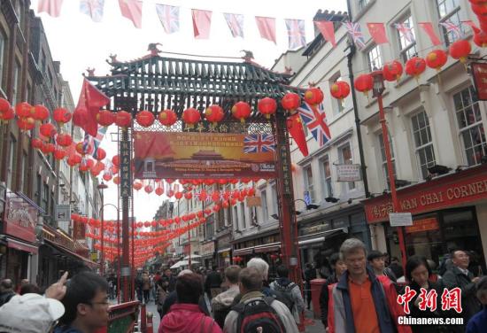 習(xí)近平主席訪問英國，倫敦唐人街掛出大紅燈籠和中英兩國國旗。 <a target='_blank' ><p  align=