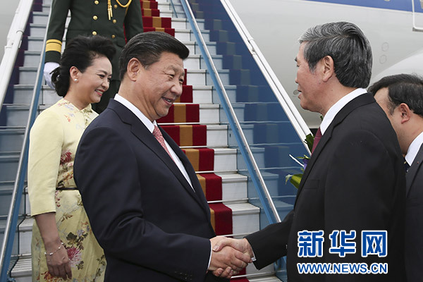 11月5日，中共中央總書記、國家主席習(xí)近平抵達(dá)越南首都河內(nèi)，開始對越南進(jìn)行國事訪問。這是越南高級官員到機場迎接習(xí)近平和夫人彭麗媛。新華社記者蘭紅光攝 