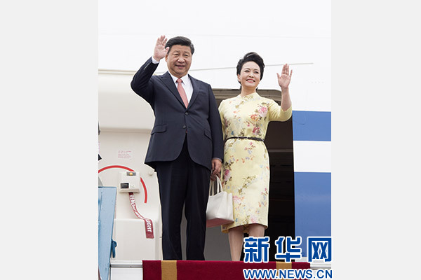 11月5日，中共中央總書記、國家主席習(xí)近平抵達(dá)越南首都河內(nèi)，開始對越南進(jìn)行國事訪問。這是習(xí)近平和夫人彭麗媛步出艙門向歡迎人群揮手致意。新華社記者 李學(xué)仁 攝