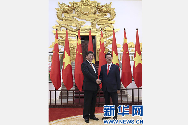 11月5日，中共中央總書記、國(guó)家主席習(xí)近平在河內(nèi)同越南總理阮晉勇舉行會(huì)談。 新華社記者 蘭紅光 攝
