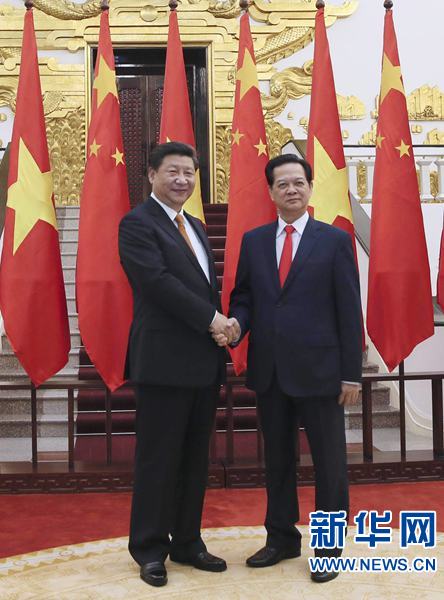 11月5日，中共中央總書記、國(guó)家主席習(xí)近平在河內(nèi)會(huì)見越南總理阮晉勇。新華社記者 蘭紅光 攝 