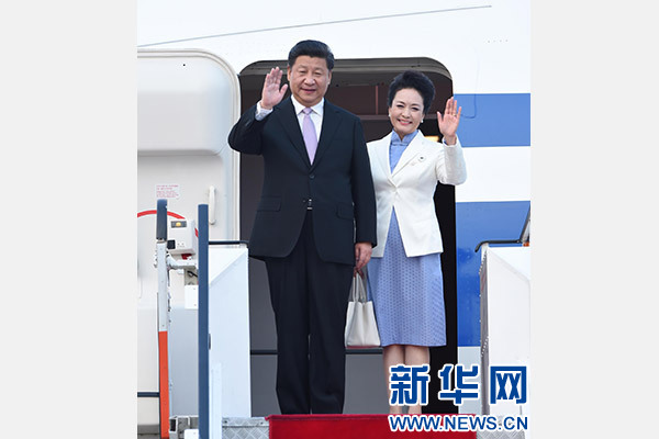 11月6日，國(guó)家主席習(xí)近平抵達(dá)新加坡，開(kāi)始對(duì)新加坡進(jìn)行國(guó)事訪問(wèn)。這是習(xí)近平和夫人彭麗媛步出艙門(mén)。 新華社記者張鐸攝
