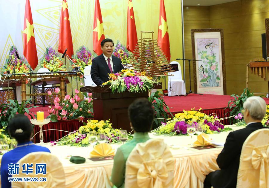 11月5日，中共中央總書記、國家主席習(xí)近平和夫人彭麗媛出席越共中央總書記阮富仲和越南國家主席張晉創(chuàng)在河內(nèi)國際會議中心舉行的盛大歡迎晚宴。新華社記者 龐興雷 攝 
