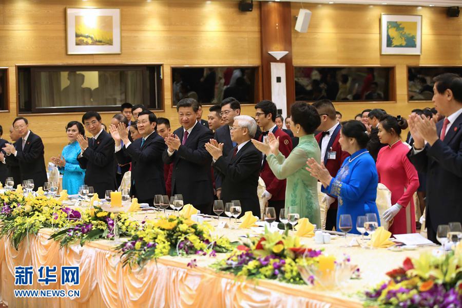 11月5日，中共中央總書記、國家主席習(xí)近平和夫人彭麗媛出席越共中央總書記阮富仲和越南國家主席張晉創(chuàng)在河內(nèi)國際會議中心舉行的盛大歡迎晚宴。新華社記者 龐興雷 攝 