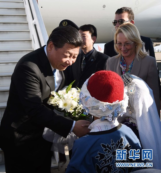 11月14日，國家主席習(xí)近平抵達(dá)土耳其安塔利亞，應(yīng)土耳其共和國總統(tǒng)埃爾多安邀請，出席二十國集團(tuán)領(lǐng)導(dǎo)人第十次峰會。這是土耳其兒童向習(xí)近平主席獻(xiàn)花。新華社記者 饒愛民 攝 