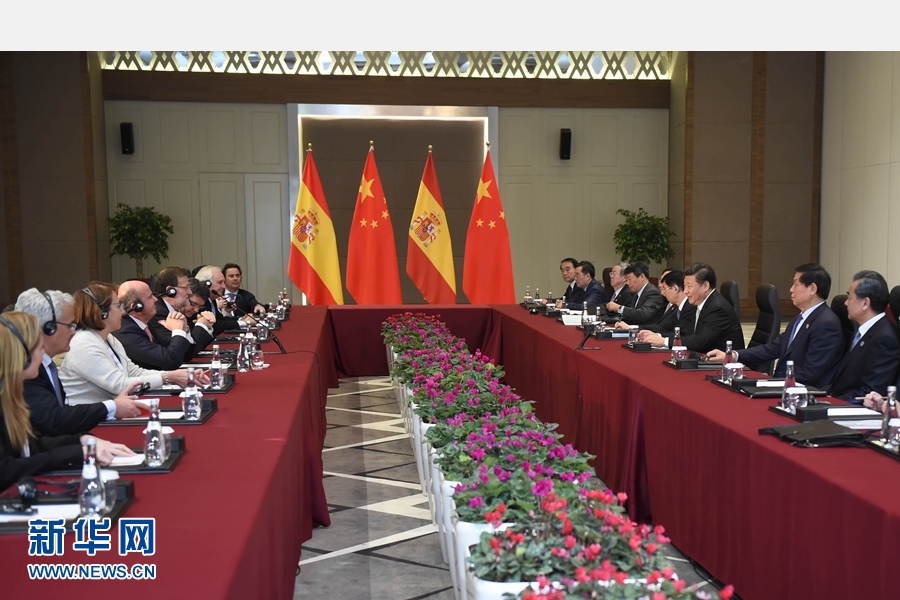 11月16日，國家主席習(xí)近平在土耳其安塔利亞會(huì)見西班牙首相拉霍伊。 新華社記者 張鐸 攝