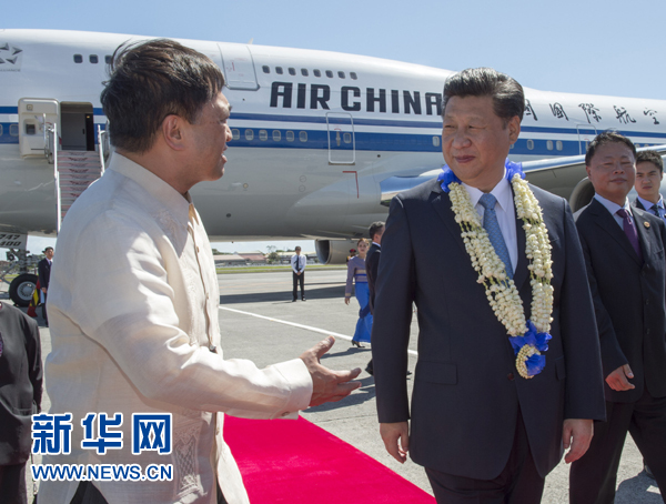 11月17日，國(guó)家主席習(xí)近平抵達(dá)菲律賓首都馬尼拉尼諾·阿基諾國(guó)際機(jī)場(chǎng)，出席即將舉行的亞太經(jīng)合組織第二十三次領(lǐng)導(dǎo)人非正式會(huì)議。菲律賓高級(jí)官員到機(jī)場(chǎng)迎接習(xí)近平主席。新華社記者李學(xué)仁攝