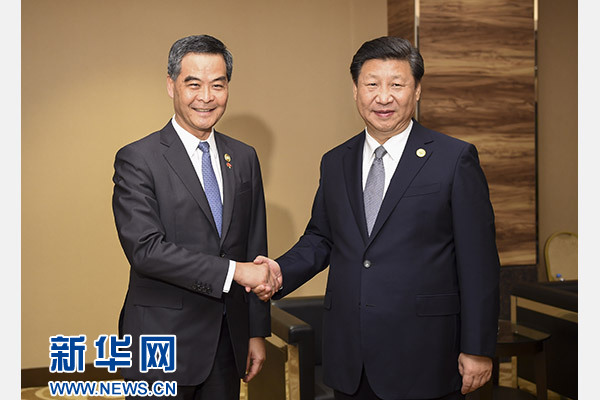 11月18日，國(guó)家主席習(xí)近平在菲律賓馬尼拉會(huì)見(jiàn)前來(lái)出席亞太經(jīng)合組織第二十三次領(lǐng)導(dǎo)人非正式會(huì)議的香港特別行政區(qū)行政長(zhǎng)官梁振英。新華社記者謝環(huán)馳攝