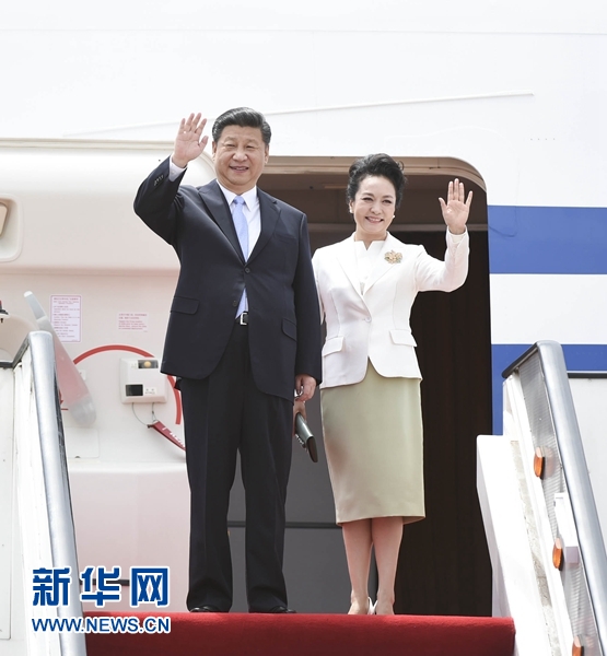 12月1日，中國國家主席習(xí)近平乘專機(jī)抵達(dá)津巴布韋首都哈拉雷，開始對津巴布韋進(jìn)行國事訪問。津巴布韋總統(tǒng)穆加貝在機(jī)場舉行隆重歡迎儀式。這是習(xí)近平和夫人彭麗媛向歡迎人群揮手致意。新華社記者 謝環(huán)馳 攝 