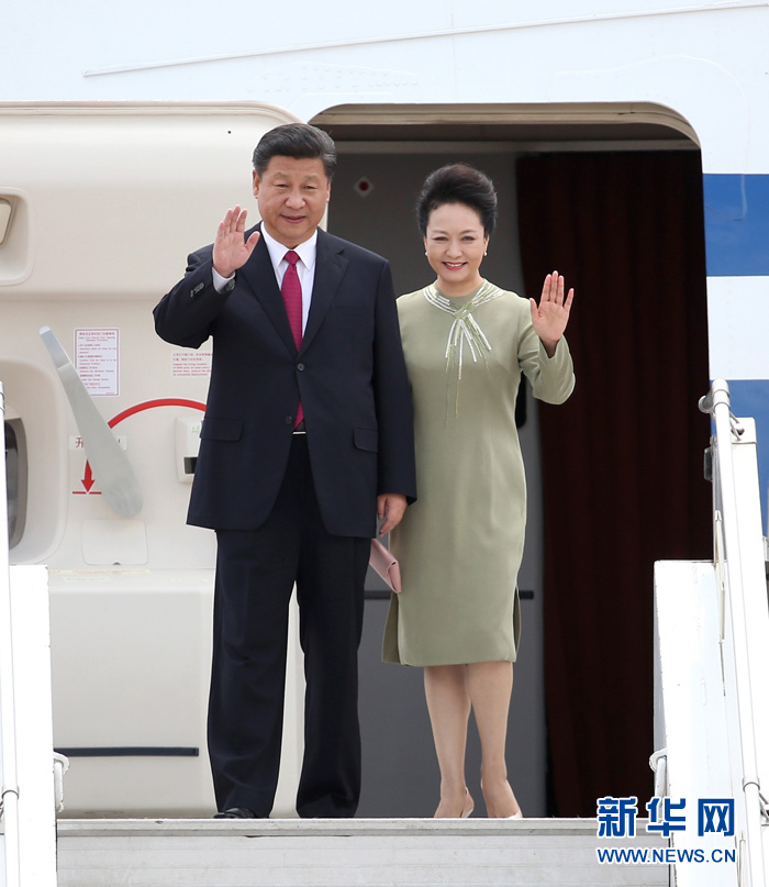 12月2日，國家主席習(xí)近平抵達南非首都比勒陀利亞，開始對南非進行國事訪問。這是習(xí)近平和夫人彭麗媛向歡迎人群揮手致意。新華社記者龐興雷攝