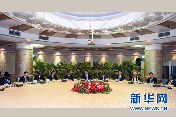 12月4日，國(guó)家主席習(xí)近平在約翰內(nèi)斯堡集體會(huì)見(jiàn)13位非洲國(guó)家領(lǐng)導(dǎo)人。 新華社記者 謝環(huán)馳 攝