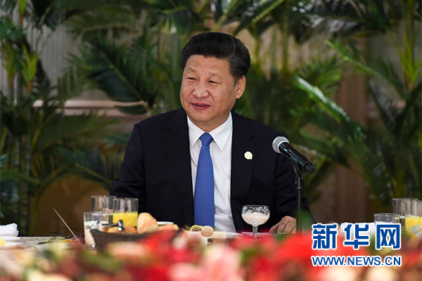 12月4日，國(guó)家主席習(xí)近平在約翰內(nèi)斯堡集體會(huì)見(jiàn)13位非洲國(guó)家領(lǐng)導(dǎo)人。 新華社記者 謝環(huán)馳 攝