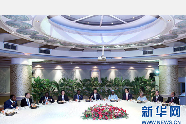 12月5日，國家主席習(xí)近平在約翰內(nèi)斯堡再次集體會見17位非洲國家領(lǐng)導(dǎo)人。 新華社記者 姚大偉 攝
