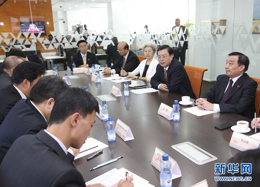 這是3月25日，張德江在肯尼亞首都內(nèi)羅畢考察中央電視臺(tái)非洲分臺(tái)并接見中央媒體駐非洲機(jī)構(gòu)負(fù)責(zé)人。 新華社記者馬占成攝