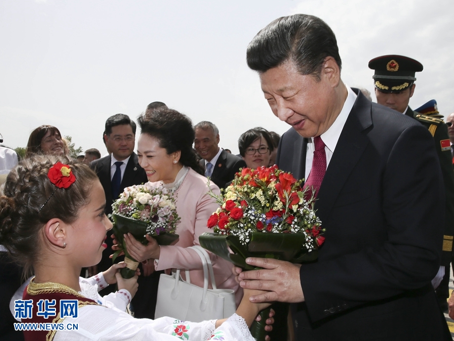  6月17日，國家主席習(xí)近平乘專機(jī)抵達(dá)貝爾格萊德，開始對塞爾維亞共和國進(jìn)行國事訪問。塞爾維亞少年兒童向習(xí)近平和夫人彭麗媛獻(xiàn)上鮮花。新華社記者 蘭紅光 攝 