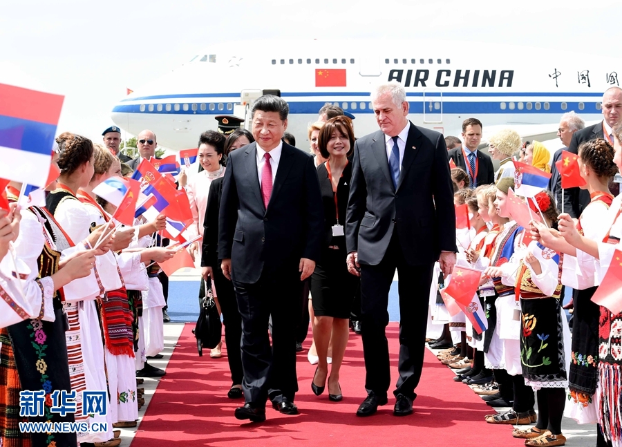 6月17日，國家主席習(xí)近平乘專機(jī)抵達(dá)貝爾格萊德，開始對塞爾維亞共和國進(jìn)行國事訪問。習(xí)近平和夫人彭麗媛在機(jī)場受到塞爾維亞總統(tǒng)尼科利奇夫婦的熱情迎接。新華社記者 饒愛民 攝
