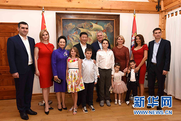 當?shù)貢r間6月17日，國家主席習近平同塞爾維亞總統(tǒng)尼科利奇在貝爾格萊德舉行會晤。這是習近平和夫人彭麗媛同尼科利奇夫婦及家人在和平別墅合影。新華社記者饒愛民攝