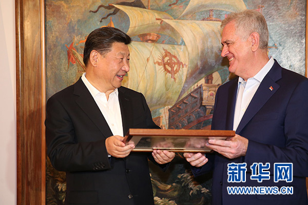 當?shù)貢r間6月17日，國家主席習近平同塞爾維亞總統(tǒng)尼科利奇在貝爾格萊德舉行會晤。這是尼科利奇向習近平贈送紀念品。新華社記者饒愛民攝