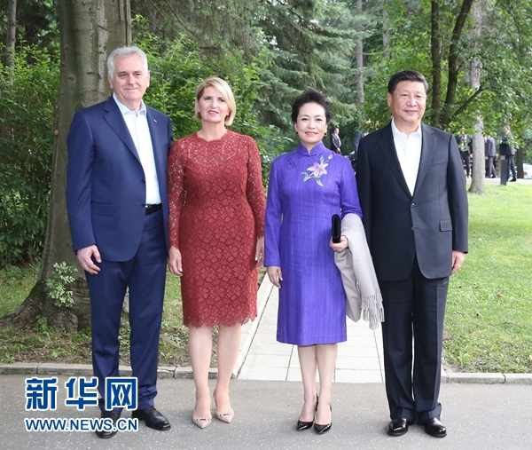 當?shù)貢r間6月17日，國家主席習近平同塞爾維亞總統(tǒng)尼科利奇在貝爾格萊德舉行會晤。這是習近平和夫人彭麗媛同尼科利奇夫婦在和平別墅合影。新華社記者 丁林 攝