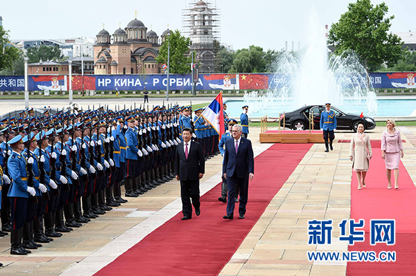 6月18日，國家主席習(xí)近平出席塞爾維亞總統(tǒng)尼科利奇在貝爾格萊德舉行的隆重歡迎儀式。 新華社記者饒愛民攝
