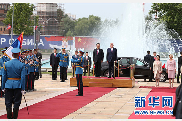  6月18日，國家主席習(xí)近平出席塞爾維亞總統(tǒng)尼科利奇在貝爾格萊德舉行的隆重歡迎儀式。 新華社記者馬占成攝