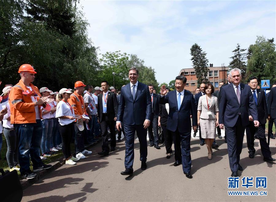 6月19日上午，國家主席習(xí)近平在貝爾格萊德參觀河鋼集團(tuán)塞爾維亞斯梅代雷沃鋼廠。習(xí)近平抵達(dá)時，塞爾維亞總統(tǒng)尼科利奇、總理武契奇在停車處熱情迎接。鋼廠工人和家屬、當(dāng)?shù)厥忻駭?shù)千人夾道歡迎。新華社記者 饒愛民 攝