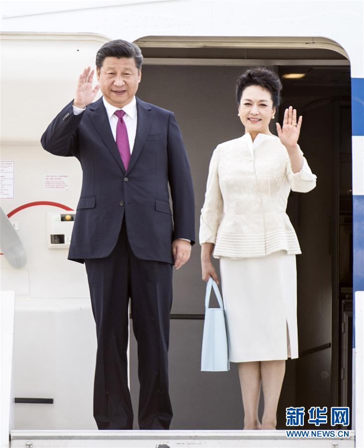 6月19日，國家主席習近平抵達華沙，開始對波蘭共和國進行國事訪問。這是習近平和夫人彭麗媛步出艙門。 新華社記者 謝環(huán)馳 攝 