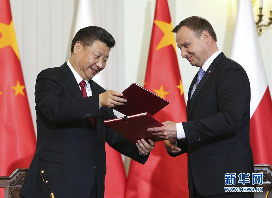 6月20日，國(guó)家主席習(xí)近平在華沙同波蘭總統(tǒng)杜達(dá)舉行會(huì)談。這是會(huì)談后，兩國(guó)元首共同簽署《中華人民共和國(guó)和波蘭共和國(guó)關(guān)于建立全面戰(zhàn)略伙伴關(guān)系的聯(lián)合聲明》。新華社記者蘭紅光攝