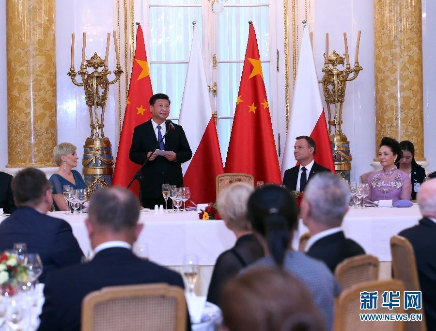 6月20日，國家主席習(xí)近平出席波蘭總統(tǒng)杜達(dá)在華沙王宮舉行的盛大歡迎晚宴。 新華社記者 劉衛(wèi)兵 攝