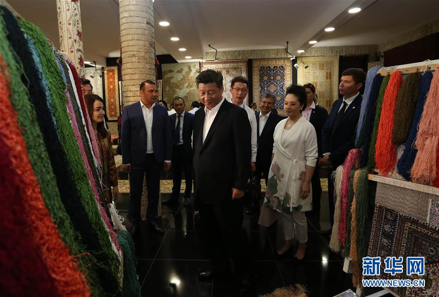 6月21日下午，正在對烏茲別克斯坦進行國事訪問的國家主席習近平在烏茲別克斯坦總理米爾濟約耶夫陪同下，來到布哈拉古城參觀這座被稱為“絲綢之路活化石”的歷史文化名城。這是習近平和夫人彭麗媛參觀一家地毯和絲綢作坊。新華社記者蘭紅光攝