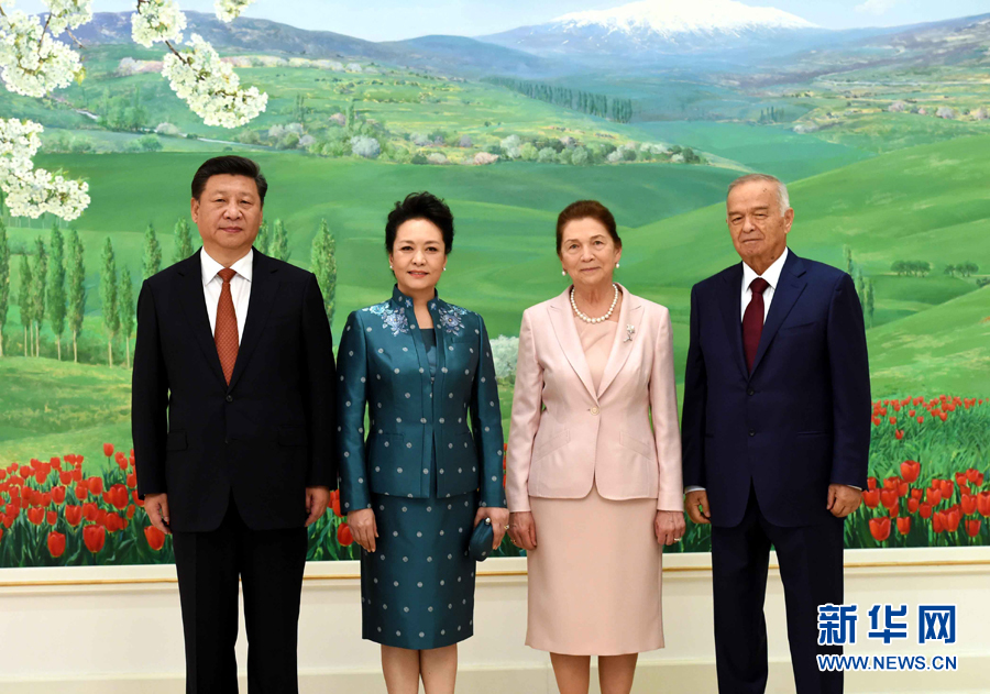 6月22日，國家主席習(xí)近平在塔什干庫克薩萊國賓館同烏茲別克斯坦總統(tǒng)卡里莫夫舉行會談。會談前，習(xí)近平出席卡里莫夫舉行的歡迎儀式。習(xí)近平和夫人彭麗媛受到卡里莫夫和夫人卡里莫娃熱情迎接。新華社記者饒愛民攝
