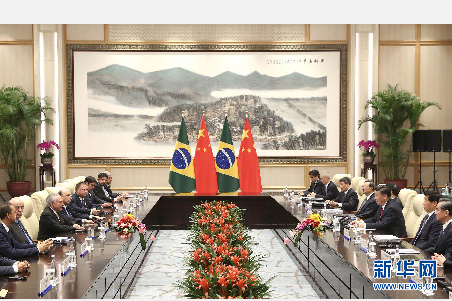 9月2日，國(guó)家主席習(xí)近平在杭州會(huì)見(jiàn)前來(lái)出席二十國(guó)集團(tuán)領(lǐng)導(dǎo)人杭州峰會(huì)的巴西總統(tǒng)特梅爾。 新華社記者龐興雷攝