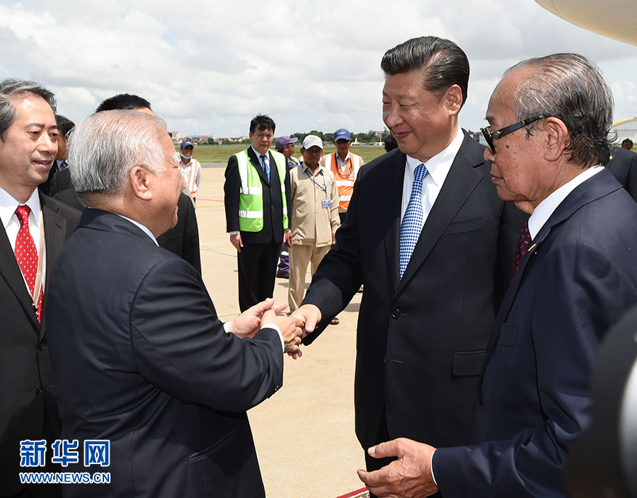 10月13日，國(guó)家主席習(xí)近平乘專機(jī)抵達(dá)金邊國(guó)際機(jī)場(chǎng)，開始對(duì)柬埔寨王國(guó)進(jìn)行國(guó)事訪問。柬埔寨副首相兼王宮事務(wù)大臣貢桑奧親王和夏卡朋親王、阿倫公主等在舷梯旁熱情迎接習(xí)近平主席。新華社記者　謝環(huán)馳　攝