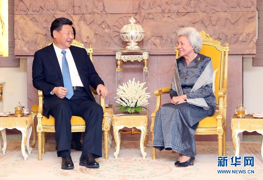 10月13日，國(guó)家主席習(xí)近平在金邊看望柬埔寨太后莫尼列。新華社記者姚大偉攝 