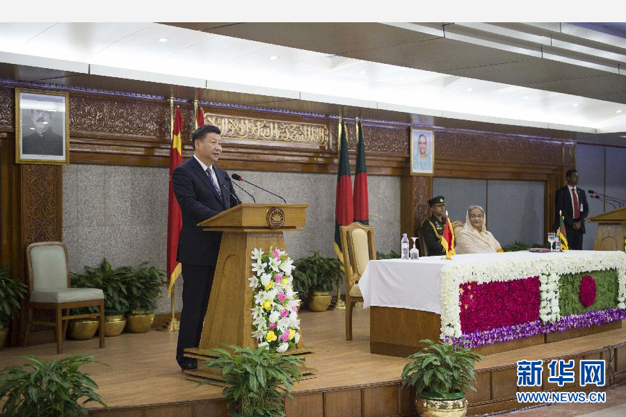 10月14日，國家主席習(xí)近平在達卡同孟加拉國總理哈西娜舉行會談。這是會談后，兩國領(lǐng)導(dǎo)人共同會見記者。 新華社記者謝環(huán)馳攝 