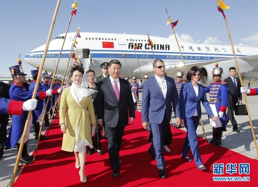 當(dāng)?shù)貢r(shí)間11月17日，國家主席習(xí)近平乘專機(jī)抵達(dá)基多，開始對厄瓜多爾共和國進(jìn)行國事訪問。厄瓜多爾總統(tǒng)科雷亞和夫人馬勒布等在機(jī)場熱情迎接習(xí)近平和夫人彭麗媛。新華社記者 鞠鵬 攝 