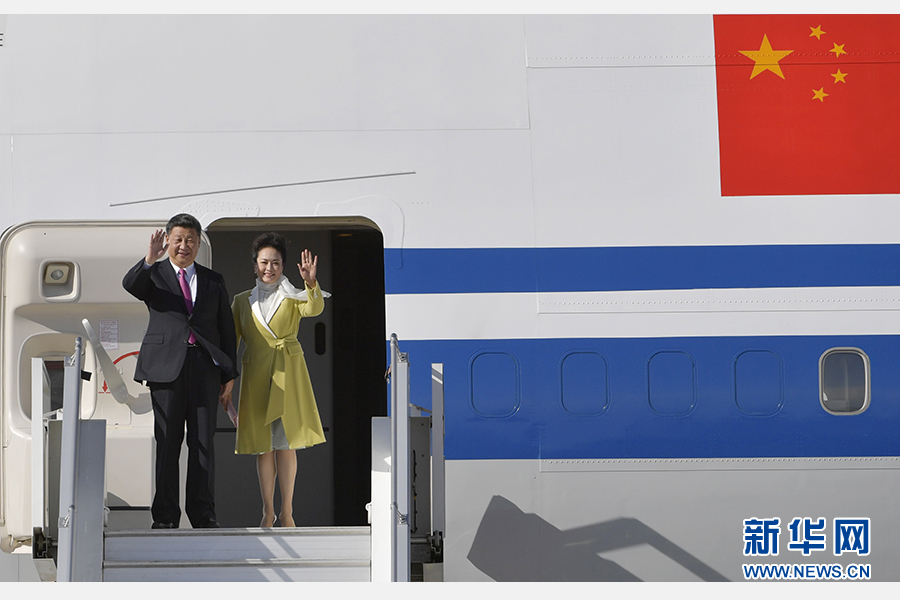 當(dāng)?shù)貢r(shí)間11月17日，國家主席習(xí)近平乘專機(jī)抵達(dá)基多，開始對厄瓜多爾共和國進(jìn)行國事訪問。這是習(xí)近平與夫人彭麗媛向歡迎人群揮手致意。新華社記者 王曄 攝 