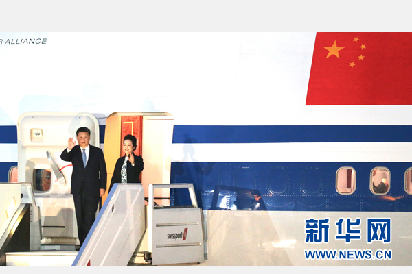 當(dāng)?shù)貢r(shí)間11月18日，國(guó)家主席習(xí)近平抵達(dá)利馬，出席亞太經(jīng)合組織第二十四次領(lǐng)導(dǎo)人非正式會(huì)議并對(duì)秘魯共和國(guó)進(jìn)行國(guó)事訪問。習(xí)近平和夫人彭麗媛受到秘魯副總統(tǒng)阿勞斯等熱情迎接。新華社記者 丁林 攝