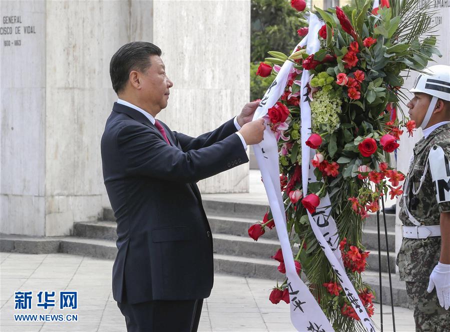 11月21日，國家主席習(xí)近平在利馬同秘魯總統(tǒng)庫琴斯基舉行會談。會談前，在庫琴斯基夫婦陪同下，習(xí)近平和彭麗媛向秘魯獨立先驅(qū)紀(jì)念碑敬獻花圈。新華社記者 丁林 攝