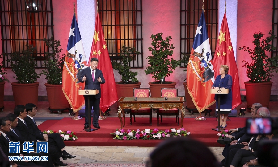 11月22日，國家主席習(xí)近平在圣地亞哥同智利總統(tǒng)巴切萊特舉行會談。這是會談后，兩國元首共同會見記者。 新華社記者 蘭紅光 攝