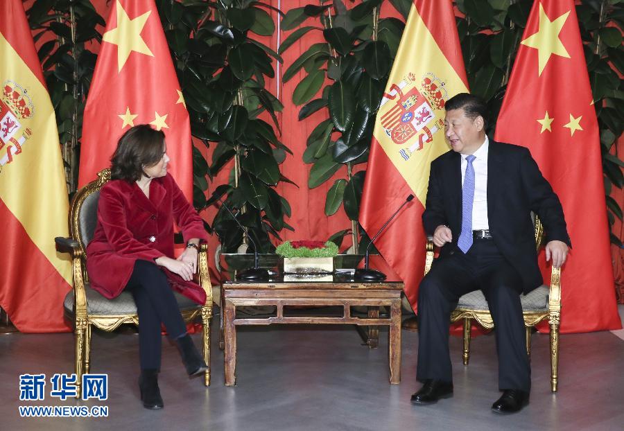 11月24日，國(guó)家主席習(xí)近平在西班牙大加那利島會(huì)見(jiàn)西班牙副首相薩恩斯。 新華社記者 蘭紅光 攝