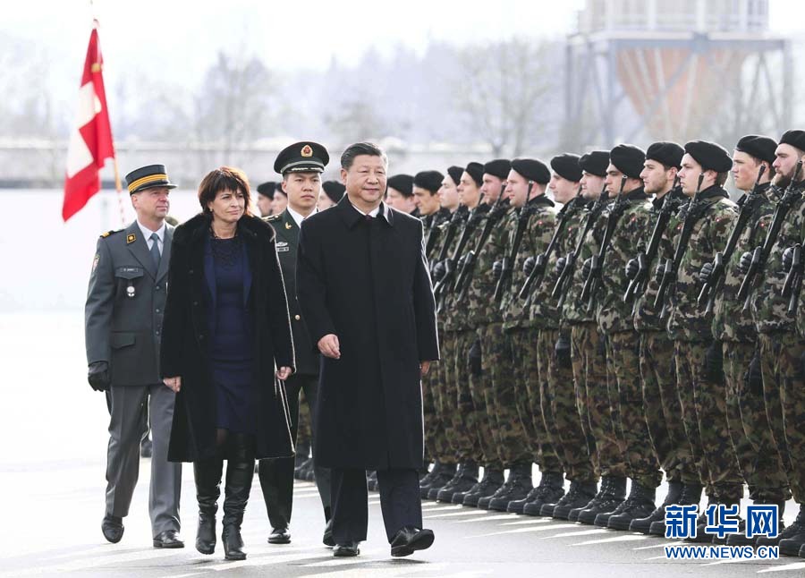 1月15日，國家主席習近平乘專機抵達蘇黎世，開始對瑞士聯(lián)邦進行國事訪問。 這是習近平在瑞士聯(lián)邦主席洛伊特哈德陪同下檢閱儀仗隊。新華社記者 蘭紅光 攝