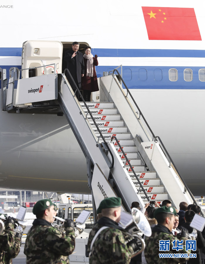 1月15日，國家主席習近平乘專機抵達蘇黎世，開始對瑞士聯(lián)邦進行國事訪問。 這是習近平和夫人彭麗媛步出艙門。 新華社記者 丁林 攝